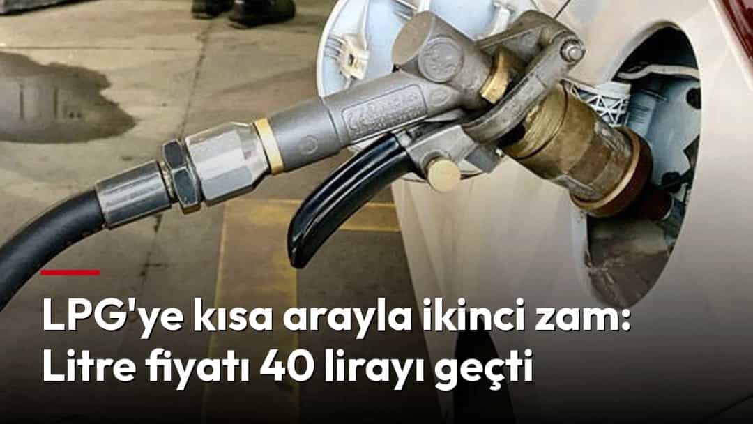 Bir LPG dolum tabancası, istasyonda beyaz bir otomobilin yakıt girişine takılı.