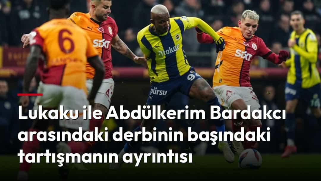 Romelu Lukaku ile Abdülkerim Bardakcı, derbi maçında top mücadelesi veriyor.