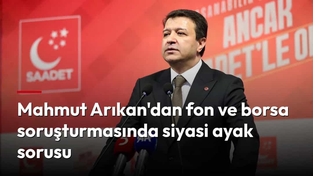 Mahmut Arıkan, Saadet Partisi etkinliğinde kürsüde konuşma yapıyor.