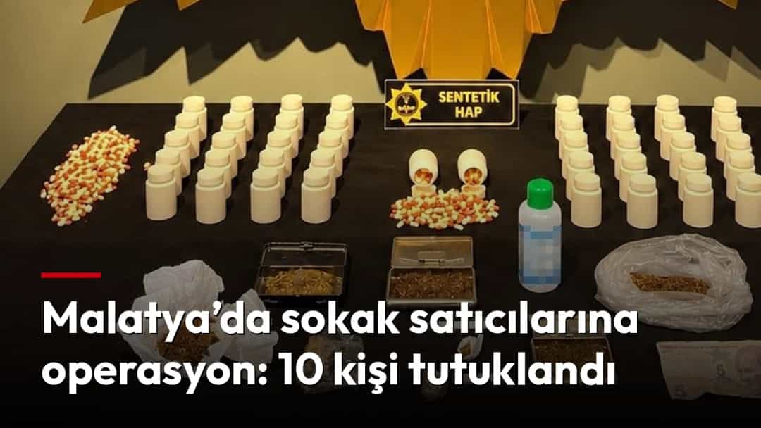 Malatya’da narkotik operasyonunda ele geçirilen uyuşturucu maddeler, emniyet amblemi önünde sergileniyor.