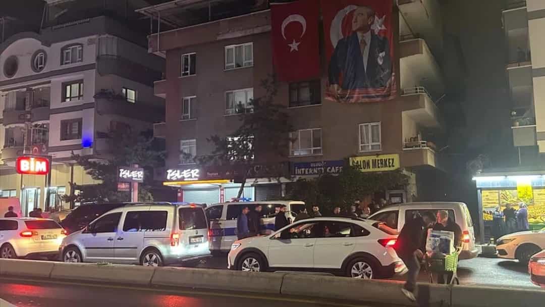 Mamak'ta olayın yaşandığı cadde ve çevredeki binalar, gece çekimi.