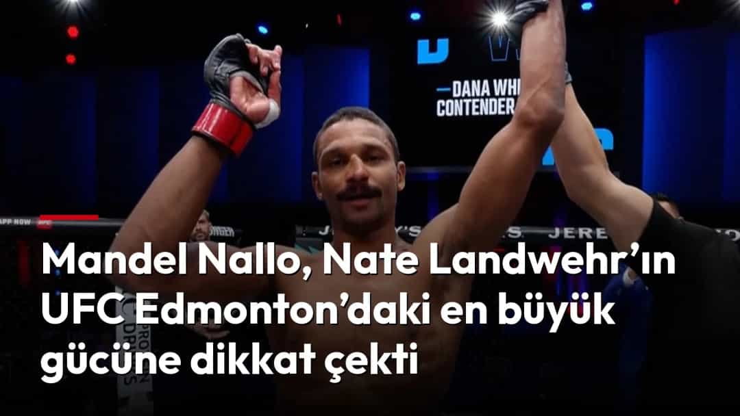 Bir MMA dövüşçüsü, kafes içinde galibiyetini kutlarken kolunu havaya kaldırıyor.