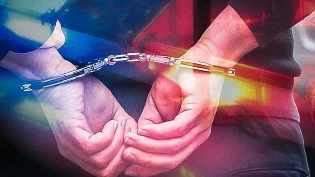 Kelepçelenmiş eller, zimmet soruşturmasında gözaltıları simgeliyor.