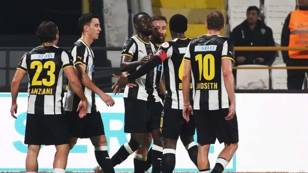 Manisa FK oyuncuları maç sırasında sahada bir araya gelerek galibiyeti kutluyor.