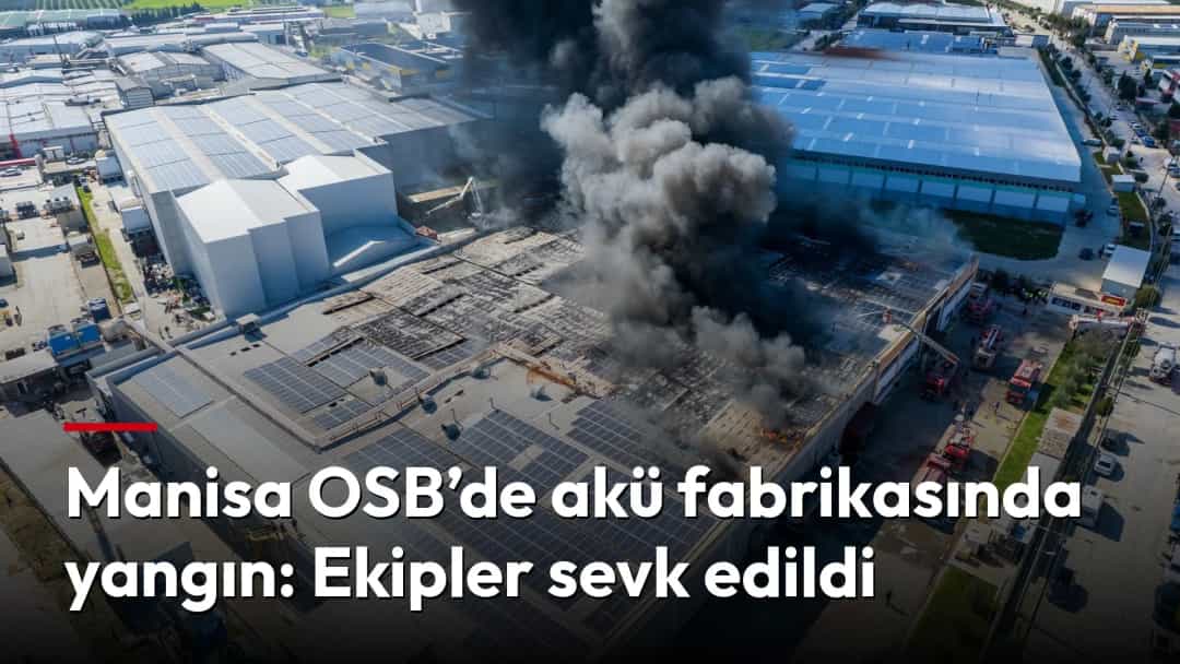 Manisa Organize Sanayi Bölgesi’ndeki fabrikada çıkan yangında binanın üzerinden yoğun duman yükseliyor.