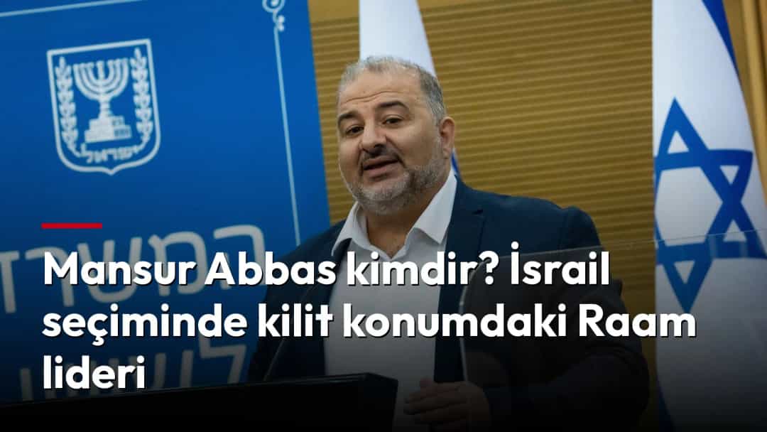 Raam lideri Mansur Abbas, İsrail bayrakları ve Knesset yazılı kürsünün önünde konuşma yapıyor.