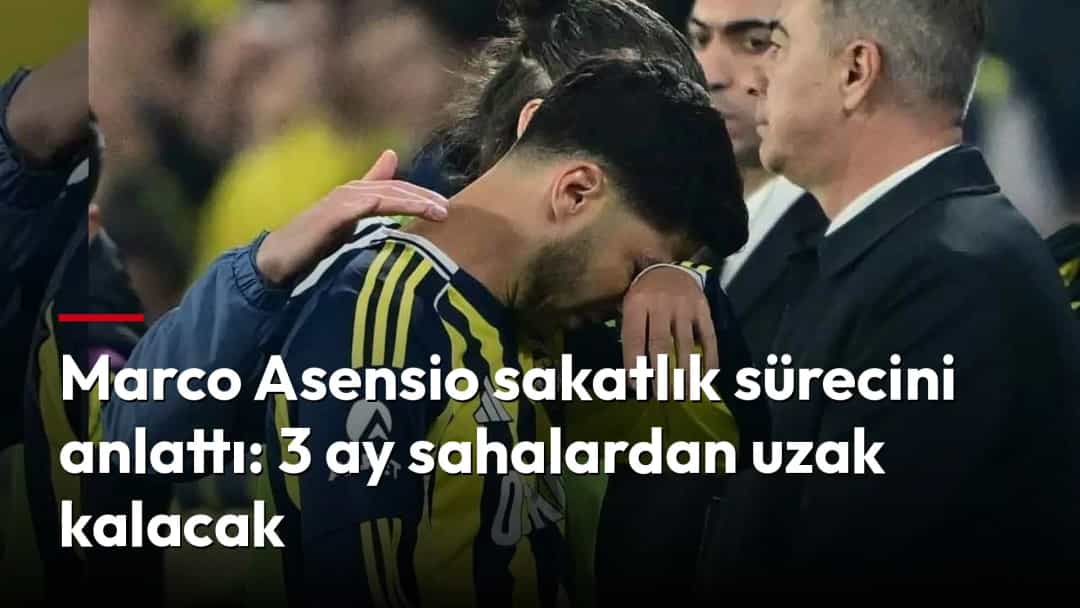 Fenerbahçe forması giyen Marco Asensio, başı öne eğik haldeyken bir takım arkadaşı tarafından teselli ediliyor.
