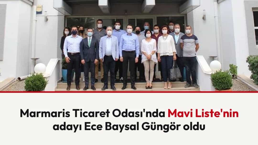 Marmaris Ticaret Odası binasının önünde toplu halde duran bir grup.