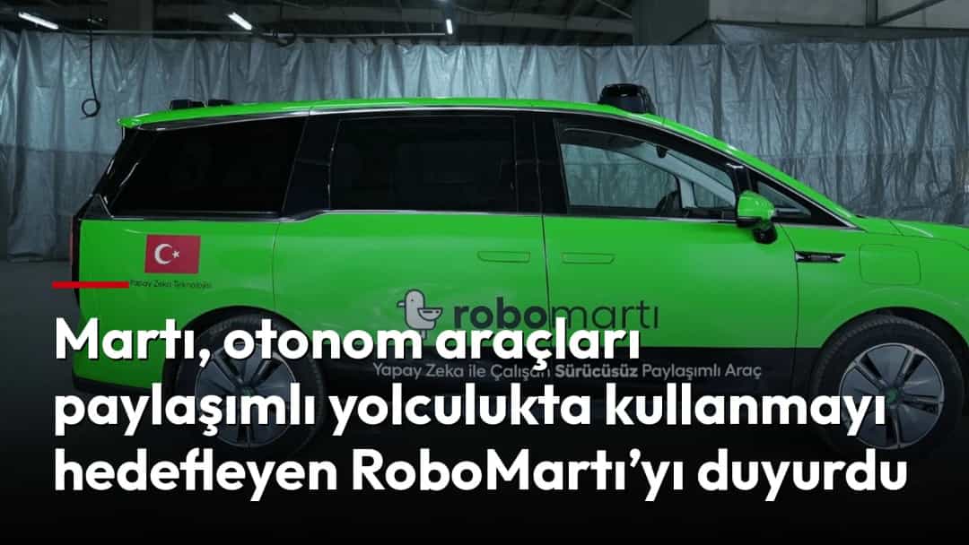 Kapalı bir alanda sergilenen, üzerinde RoboMartı yazısı bulunan yeşil sürücüsüz araç.