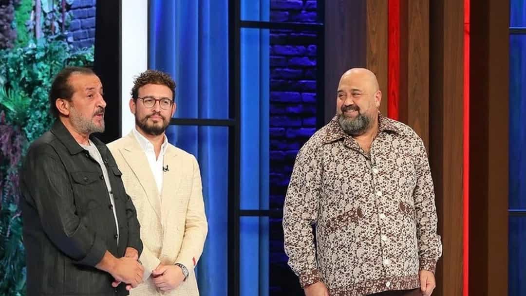 MasterChef stüdyosunda üç erkek yarışma programı katılımcısı yan yana duruyor.