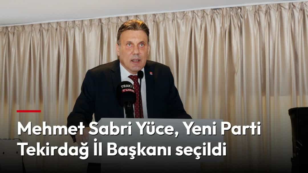 Bir erkek kürsüde konuşma yapıyor.
