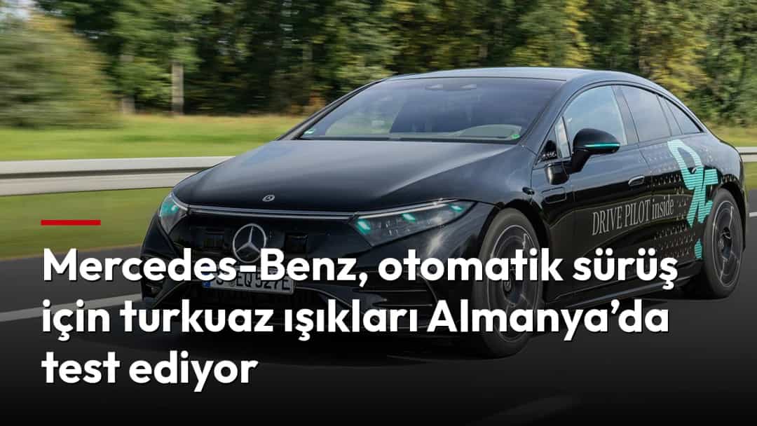 Turkuaz ışıkları yanan Mercedes-Benz, yolda otomatik sürüş testi sırasında ilerliyor.