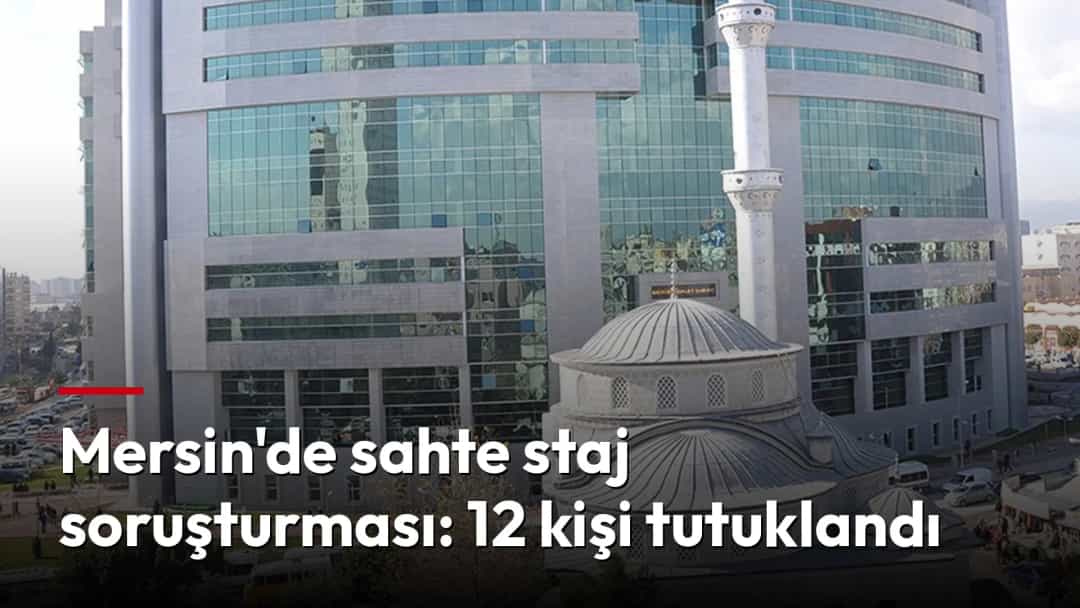 Ön planda küçük bir cami, arka planda modern bir kamu binası.