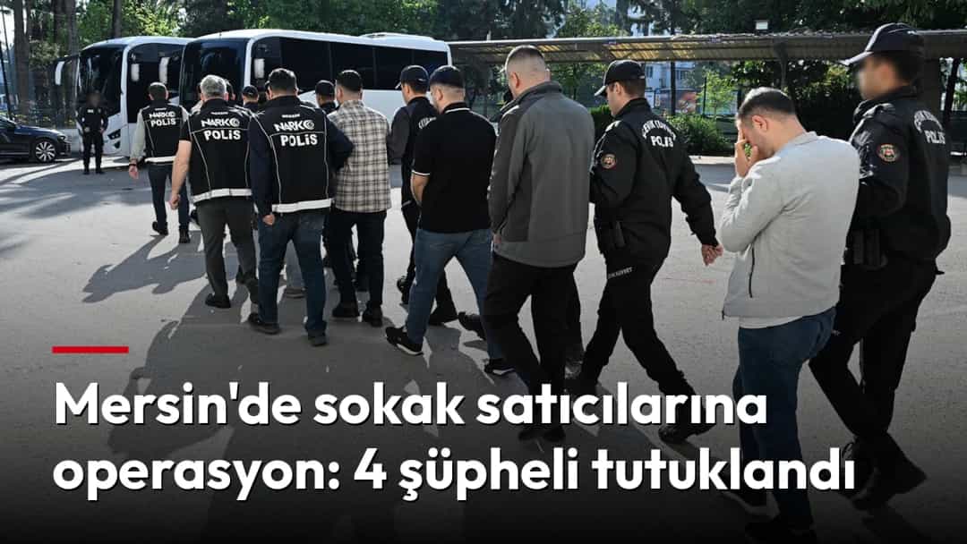 Polis ekipleri, şüphelileri sokakta araçlara doğru götürüyor.