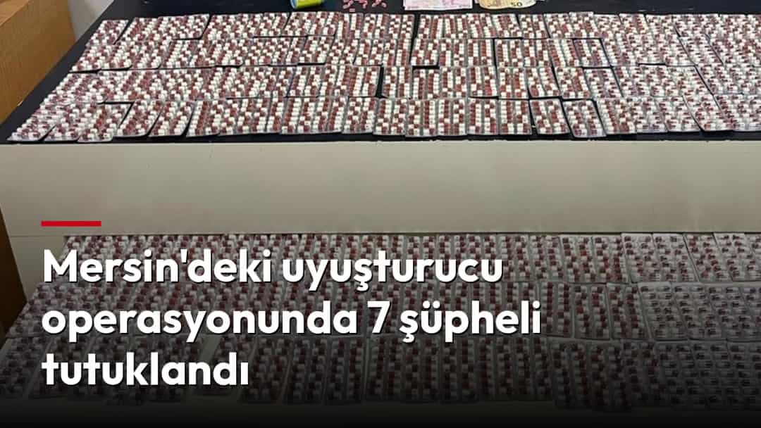 Mersin'de düzenlenen operasyonda ele geçirilen çok sayıda uyuşturucu hap, emniyet biriminin tabelası önünde sergileniyor.
