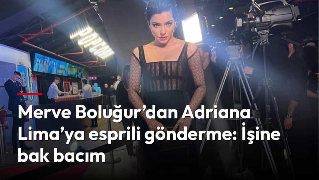 Merve Boluğur, siyah elbiseyle bir etkinlikte poz veriyor.