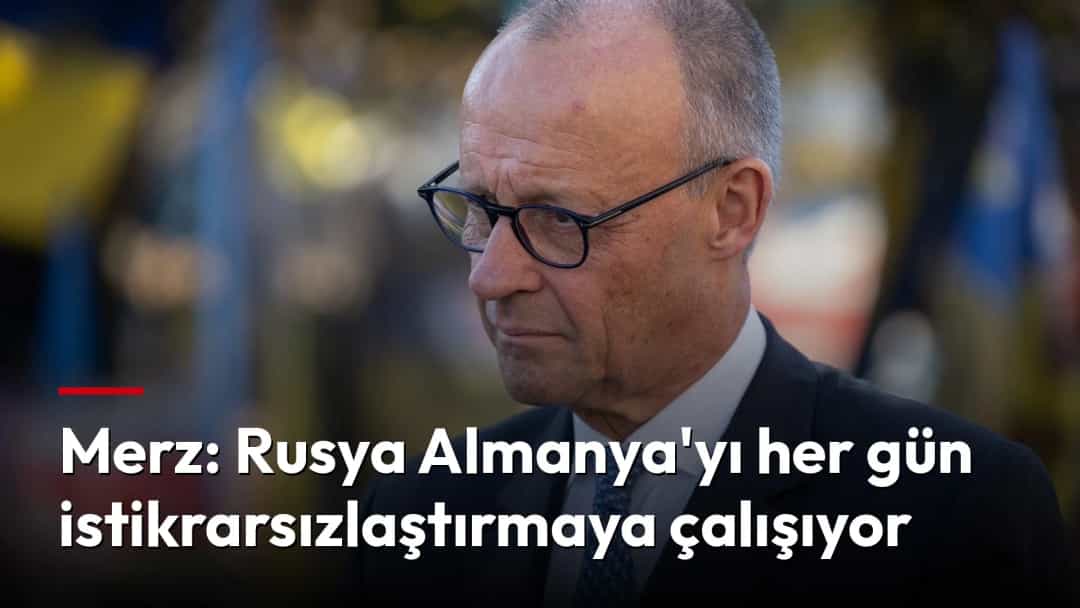 Friedrich Merz, takım elbisesiyle dışarıda kameraların önünde.
