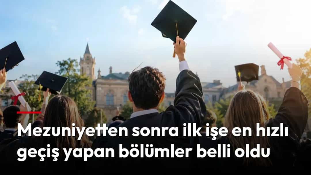 Mezuniyet töreninde kep ve diplomalarını havaya kaldıran öğrenciler