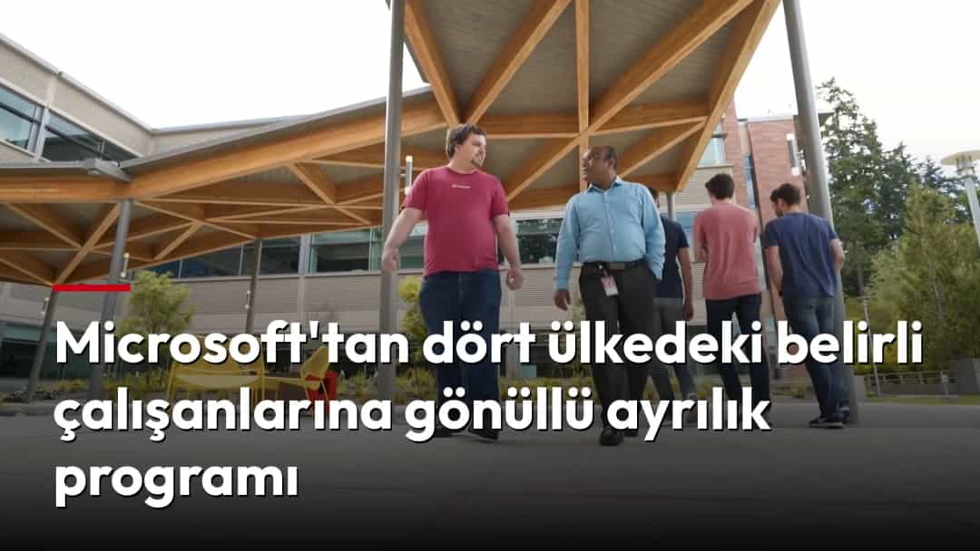 Microsoft kampüsündeki açık alanda yürüyen çalışanlar