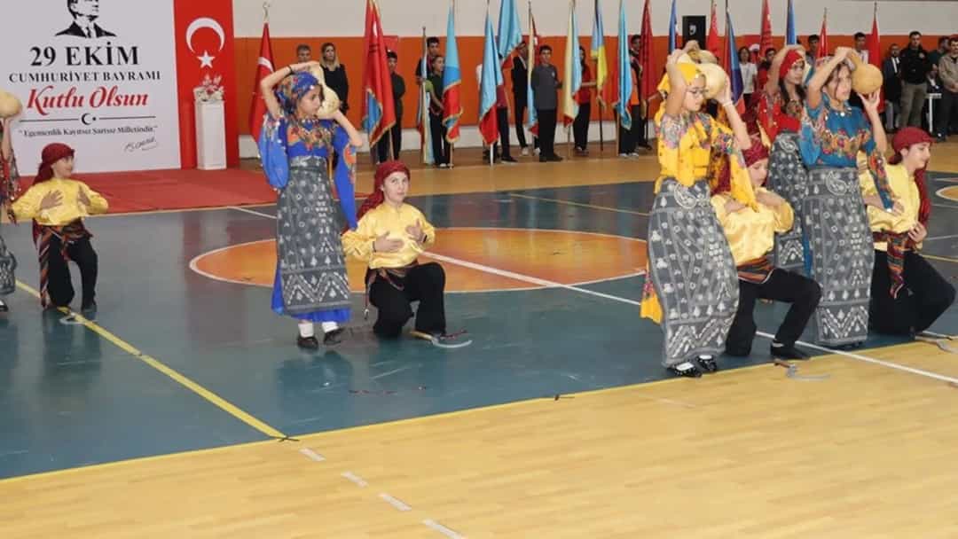 Cumhuriyet Bayramı kutlamalarında spor salonunda halk oyunları gösterisi yapan ekip.