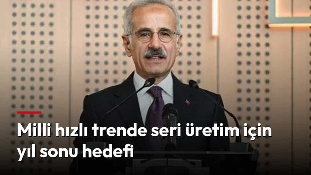 Abdulkadir Uraloğlu kürsüde konuşma yapıyor.