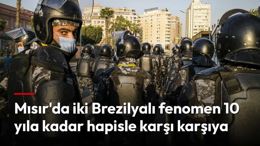 Mısır'da bir caddede görev yapan çevik kuvvet polisleri.