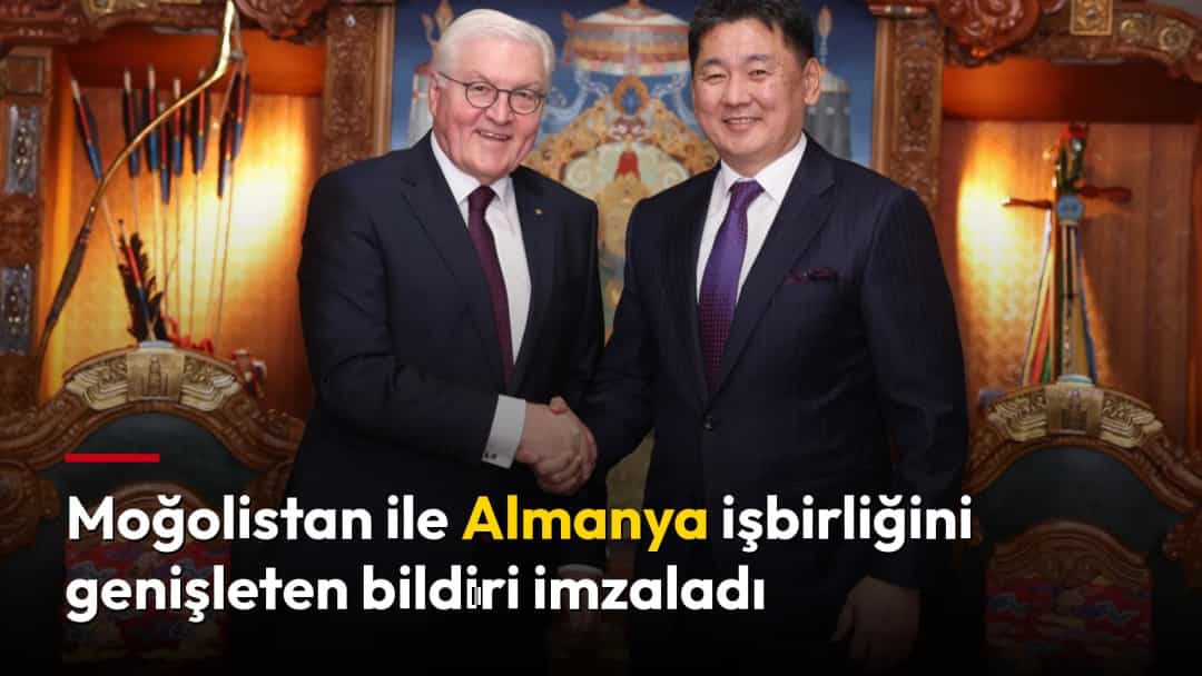Moğolistan Cumhurbaşkanı Khurelsukh Ukhnaa, Almanya Cumhurbaşkanı Frank-Walter Steinmeier ile geleneksel bir Moğol iç mekânında el sıkışıyor.