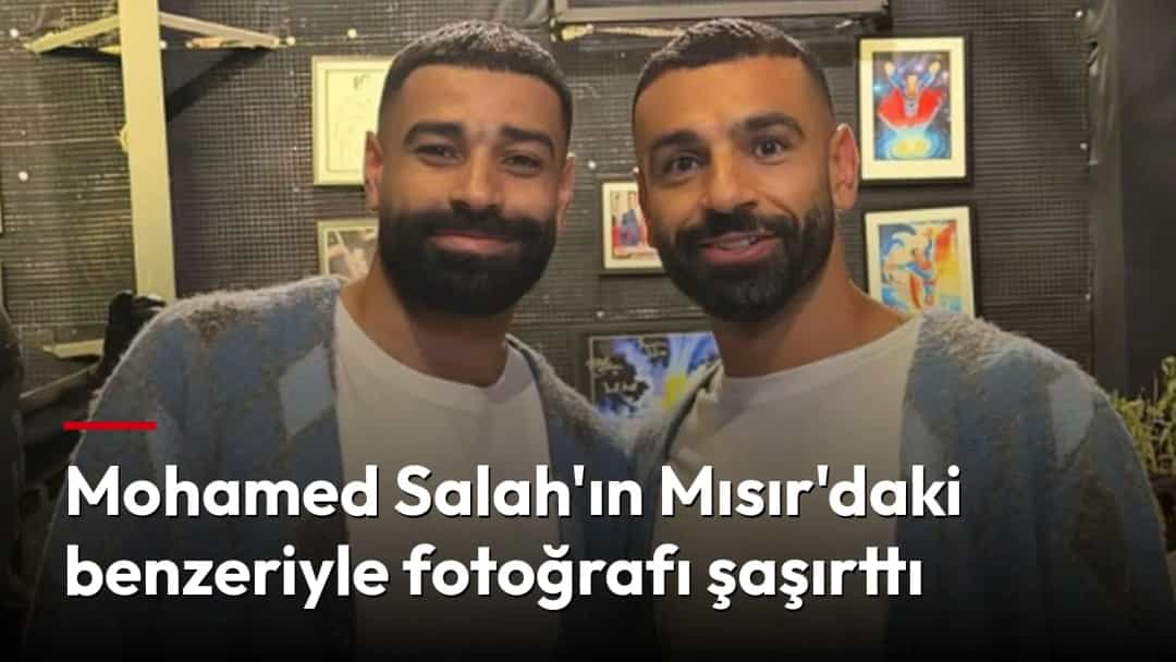 Mohamed Salah, kendisine benzeyen bir kişiyle yan yana poz veriyor.