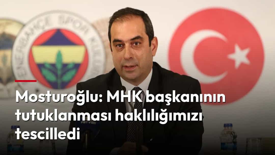 Şekip Mosturoğlu, Fenerbahçe ve Türk bayrağı fonu önünde toplantıda konuşurken.