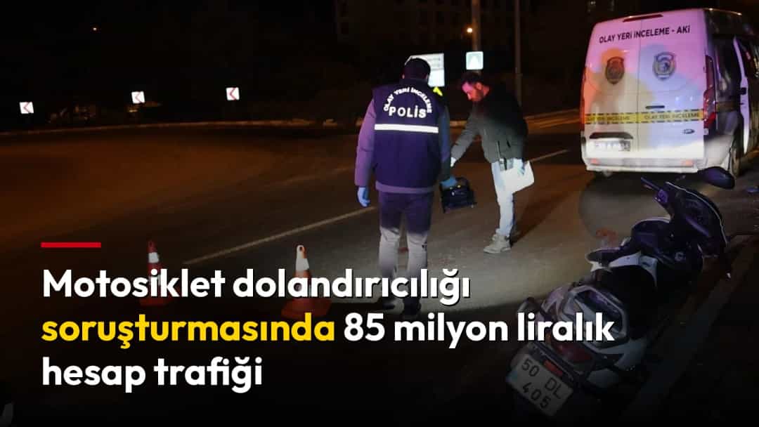 Gece saatlerinde polis ekipleri, yol kenarındaki motosikletin bulunduğu bölgede inceleme yapıyor.