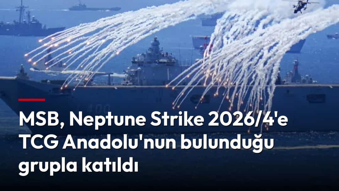 TCG Anadolu, deniz tatbikatı sırasında deniz üzerinde işaret fişekleri atarken.