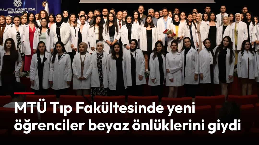 MTÜ Tıp Fakültesi öğrencileri, beyaz önlük giyme töreninde toplu fotoğraf için sahnede bir araya geldi.