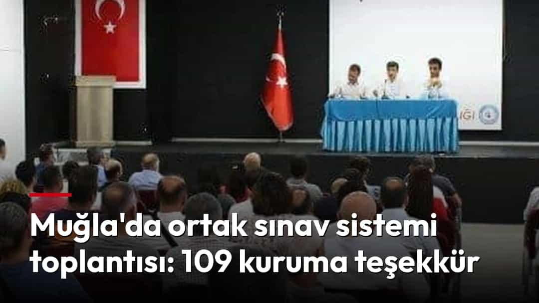 Bir salonda düzenlenen toplantıda katılımcılar sahnedeki konuşmacıları dinliyor.