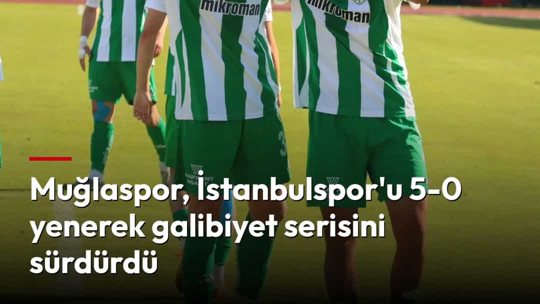 Muğlasporlu futbolcular sahada galibiyet sevincini yaşıyor.