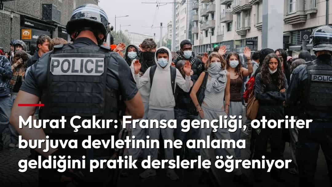 Fransa’da bir sokakta, polislerin karşısında toplanan genç protestocular.