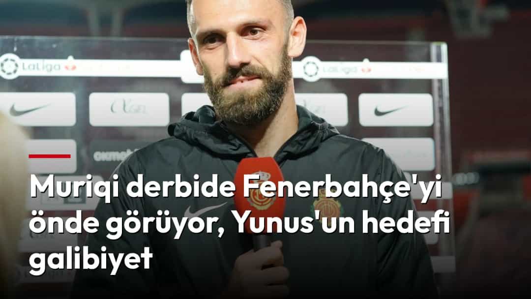 Vedat Muriqi, Mallorca formasıyla röportaj sırasında mikrofon tutuyor.