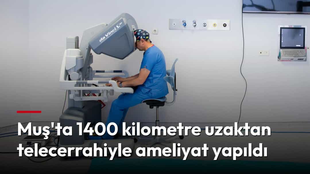 Bir cerrah, ameliyathanede robotik cerrahi konsolunda çalışıyor.