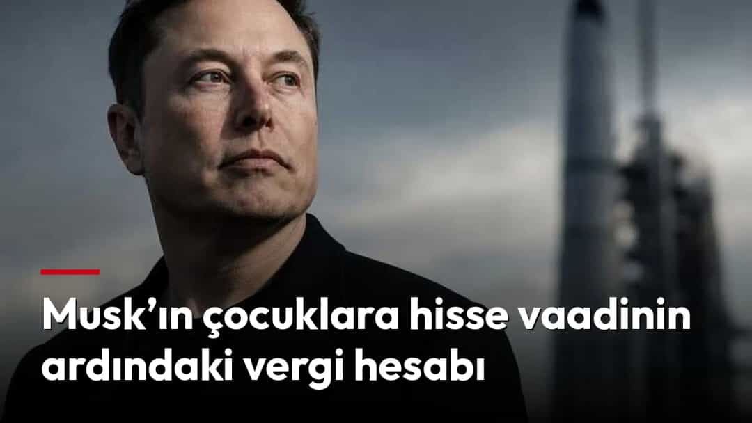 Elon Musk, arka planda bir roket bulunan ortamda düşünceli bir ifadeyle duruyor.