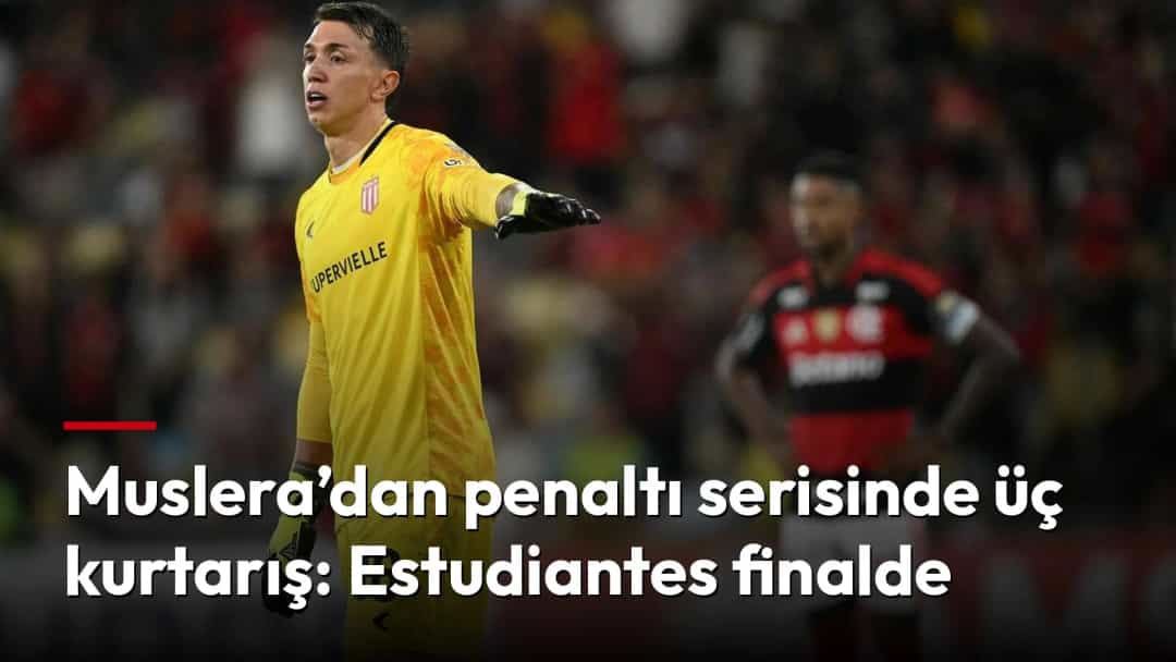 Fernando Muslera, sarı kaleci formasıyla sahada takım arkadaşlarına yön gösteriyor.