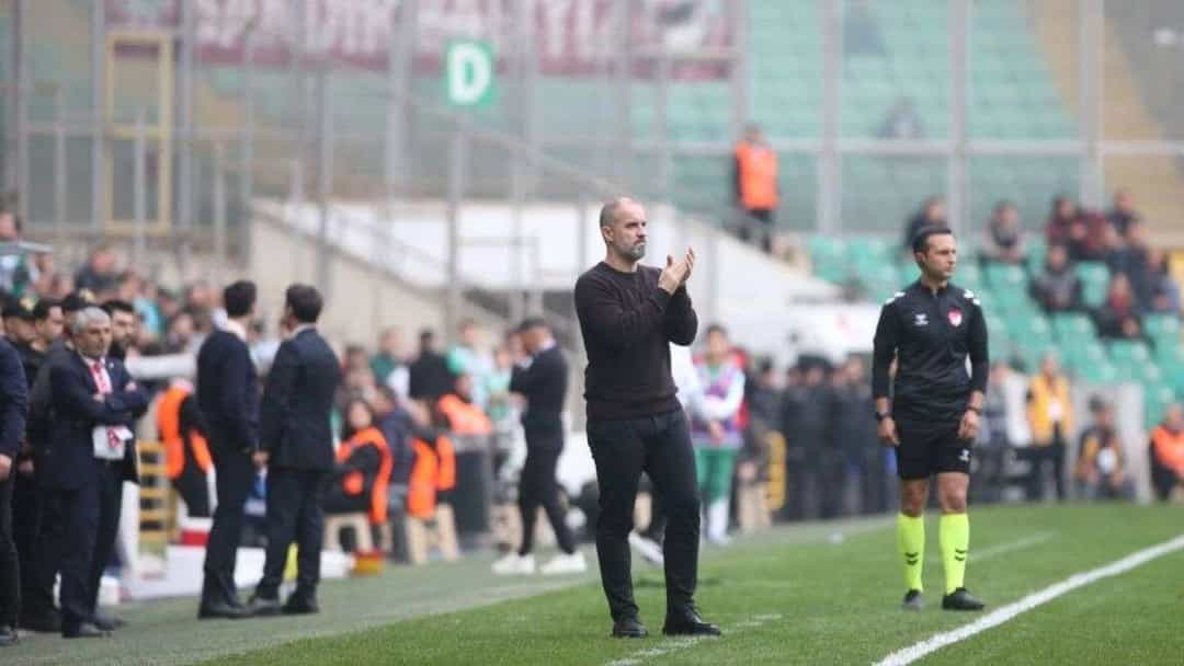 Mustafa Er, saha kenarında alkış tutarken