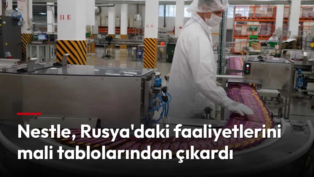 Bir gıda fabrikasında üretim bandında çalışan görevli