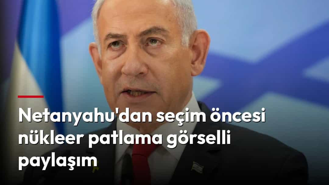 Binyamin Netanyahu, İsrail bayrağının önünde kürsüde konuşuyor.