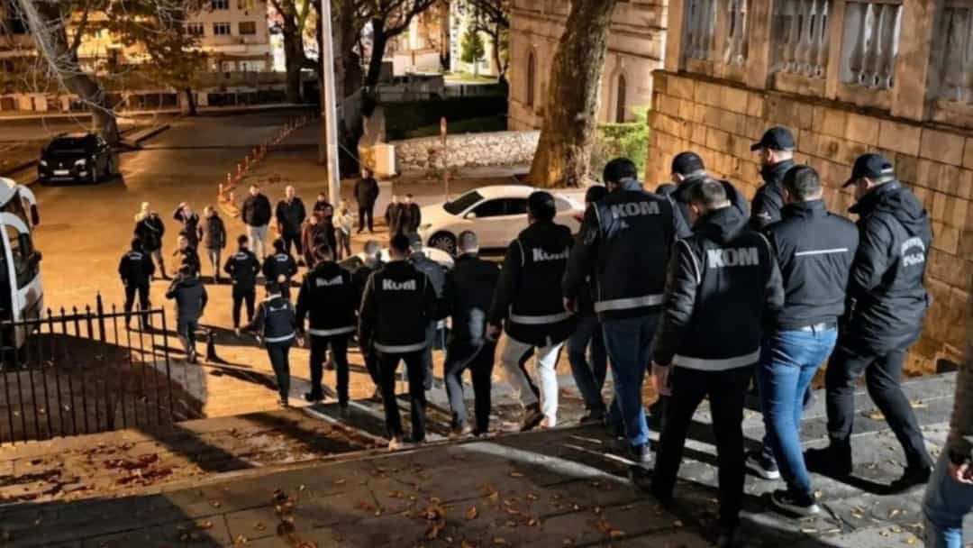 Polis ekipleri bir soruşturma kapsamında gece saatlerinde operasyon düzenliyor.