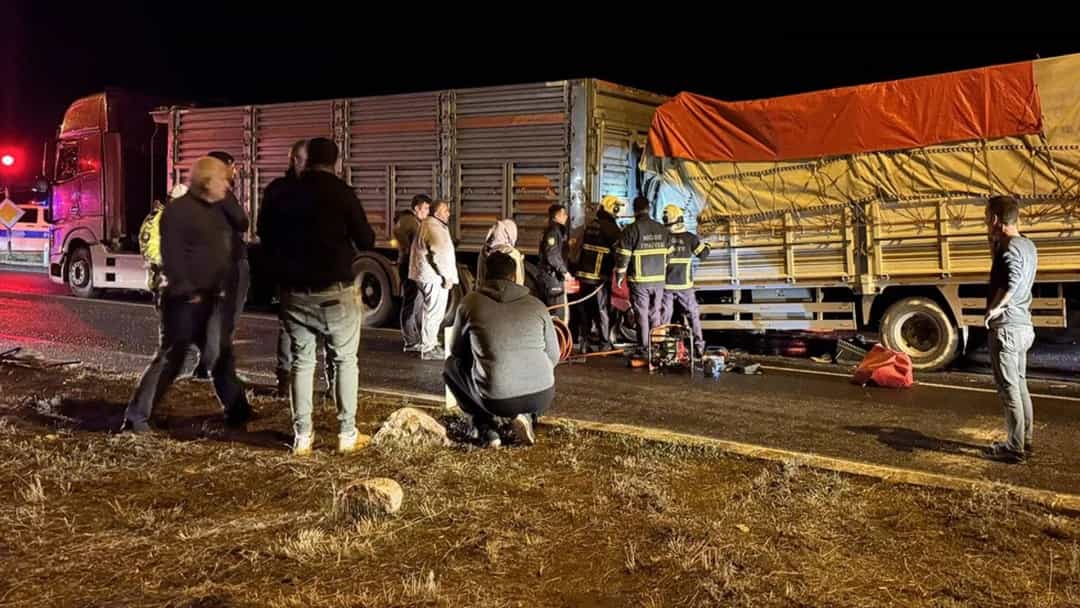 Gece saatlerinde meydana gelen trafik kazasında iki kamyonun çevresinde ekipler çalışma yapıyor.