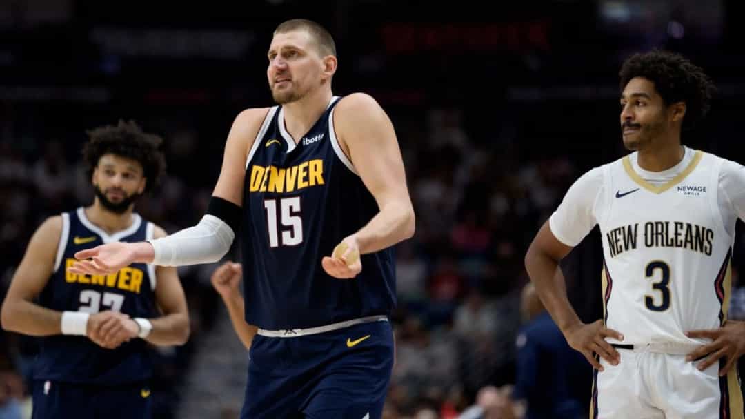 Nikola Jokic, Denver Nuggets formasıyla sahada; yanında New Orleans Pelicans oyuncusu duruyor.
