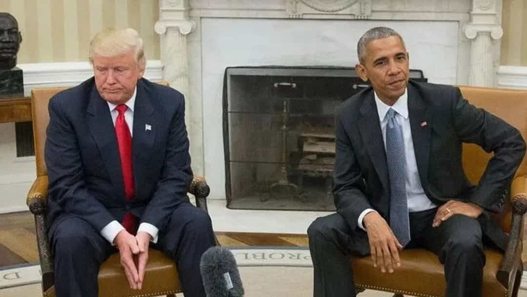 Barack Obama, Donald Trump ile birlikte koltukta oturuyor.