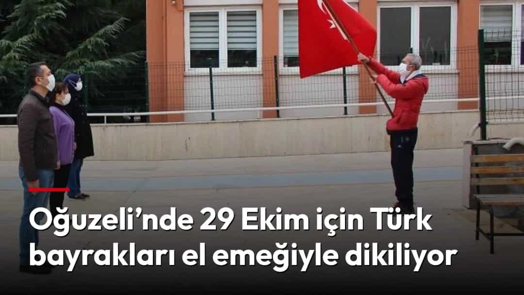 Bir okul bahçesinde Türk bayrağı göndere çekilirken öğrenciler ve yetişkinler töreni izliyor.