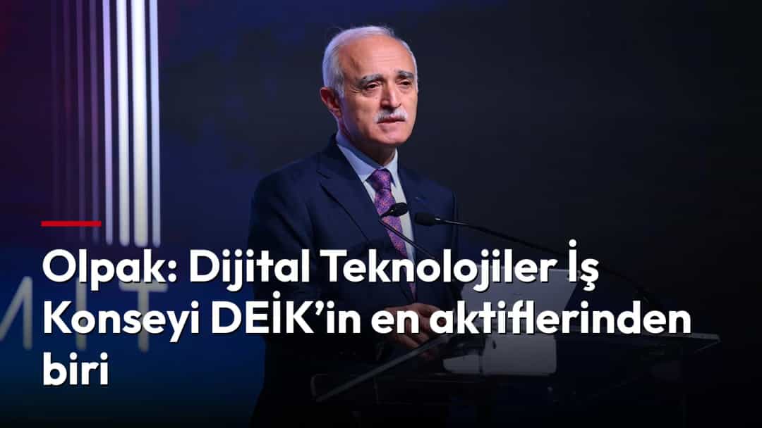 Nail Olpak, bir etkinlikte kürsüde konuşma yaparken