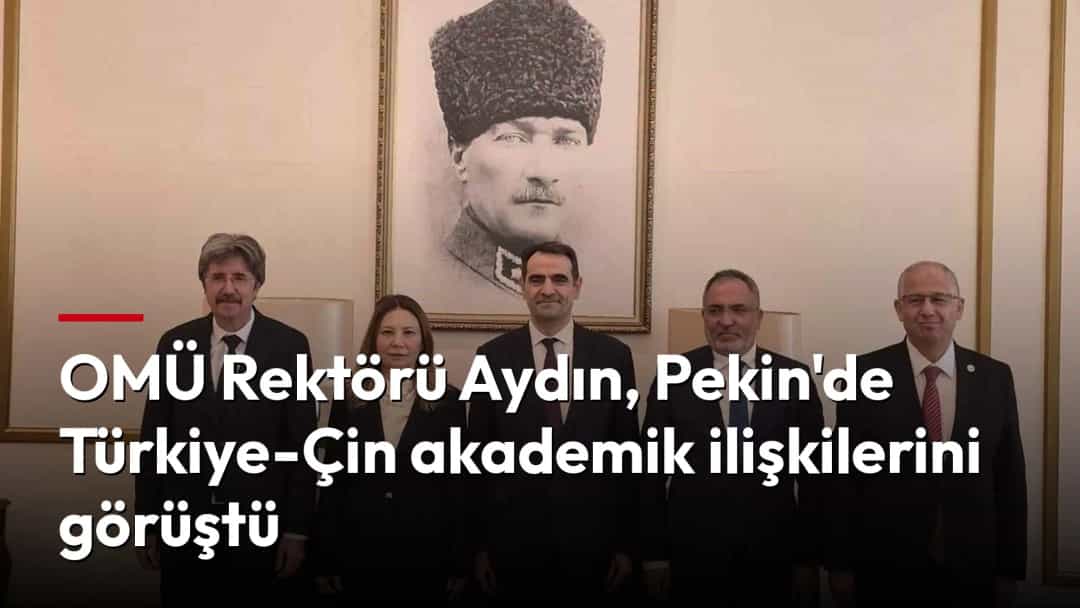 Fatma Aydın ve beraberindeki heyet, Atatürk portresinin önünde toplu fotoğraf çektiriyor.