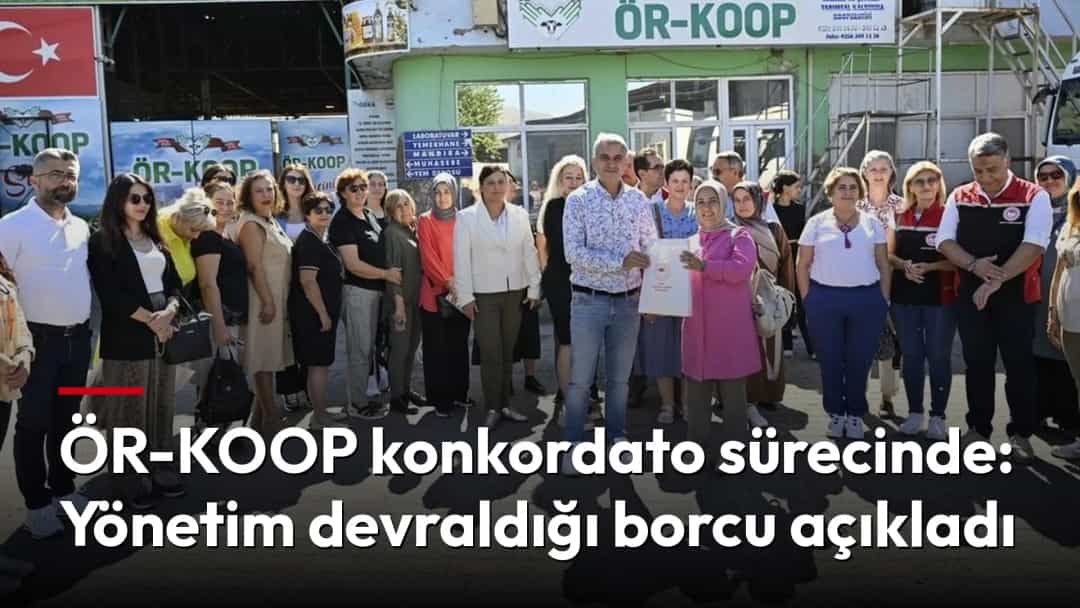 ÖR-KOOP binasının önünde bir araya gelen grup; ortadaki kişi elinde bir belge tutuyor.